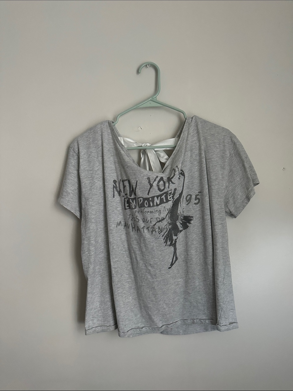 Hollister Light Gray Graphic Short-Sleeve Tie-Back Tee